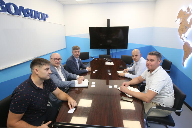 Переговоры с руководством транспортно-логистической компании «Совтрансавто-Москва» на заводе «Изолятор», слева направо: ведущий менеджер по транспорту предприятия «РустаЛогистик» Федор Атрихименов, операционный директор предприятия «РустаЛогистик» Сергей Снежко, генеральный директор компании «Совтрансавто-Москва» Сергей Бураго, Андрей Павлов и Дмитрий Аббакумов