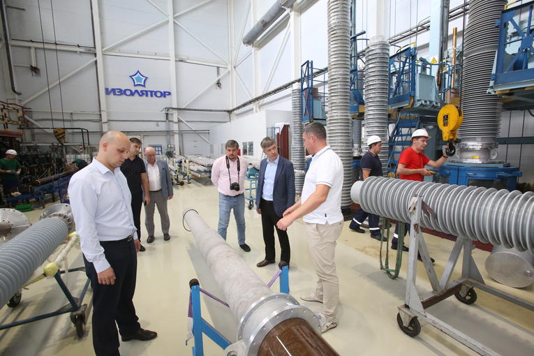 Руководство транспортно-логистической компании «Совтрансавто-Москва» в сборочном цехе завода «Изолятор»