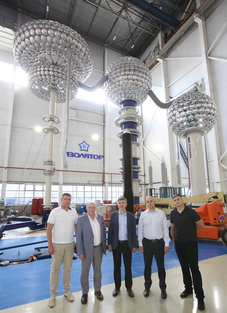 В испытательном центре завода «Изолятор»